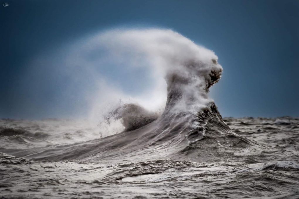 In a stroke of photographic brilliance, a nature photographer captures an extraordinary image of a crashing wave, revealing a mesmerizing resemblance to a human face, blurring the lines between nature and humanity.vouyen