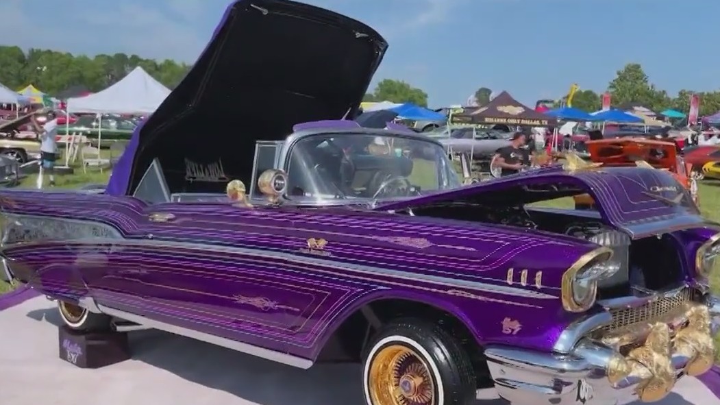 Rick Ross shows off his unique purple supercar at the auto show. WoWwwwwwwwwwwwwww!