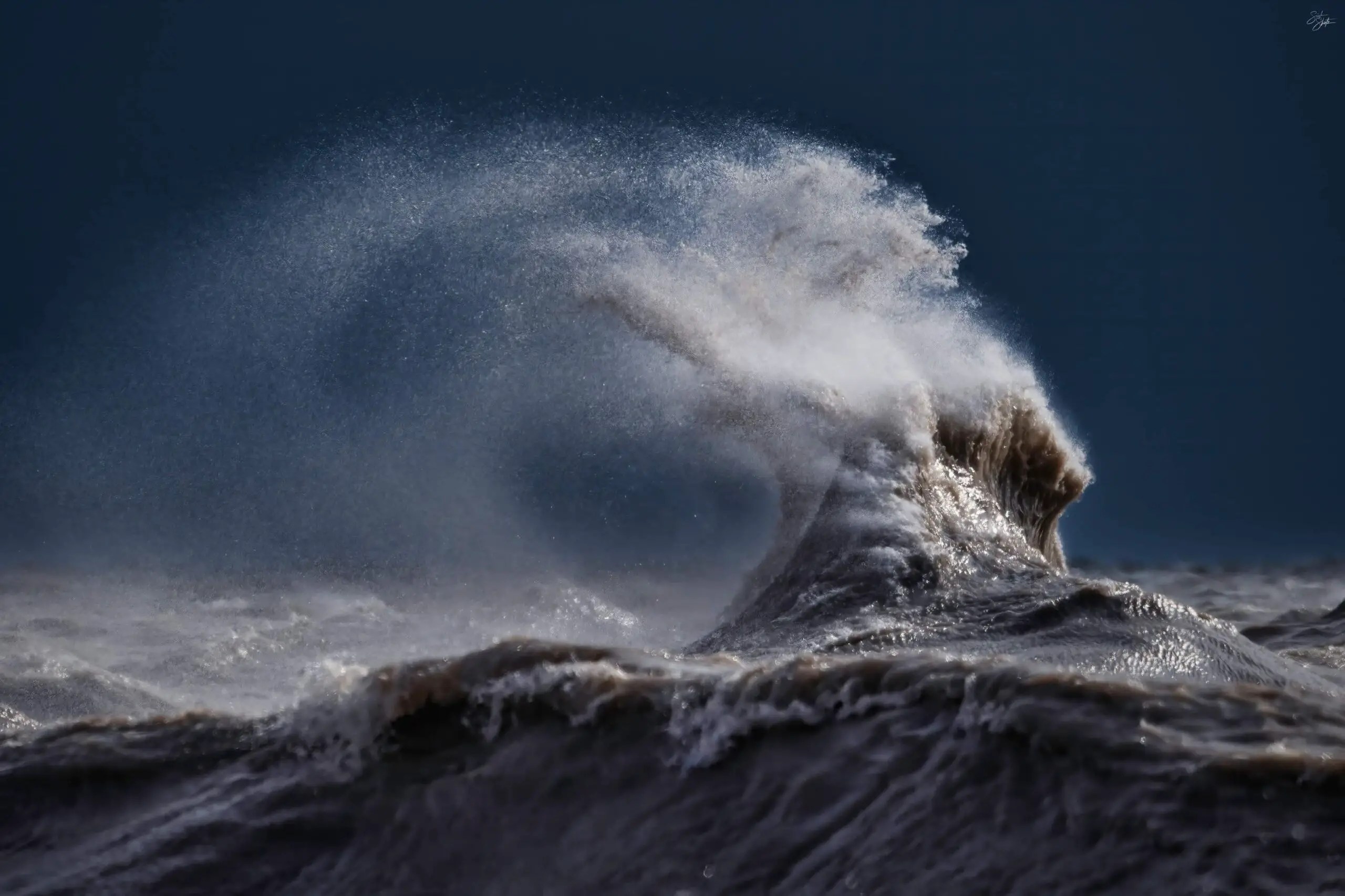 In a stroke of photographic brilliance, a nature photographer captures an extraordinary image of a crashing wave, revealing a mesmerizing resemblance to a human face, blurring the lines between nature and humanity.vouyen