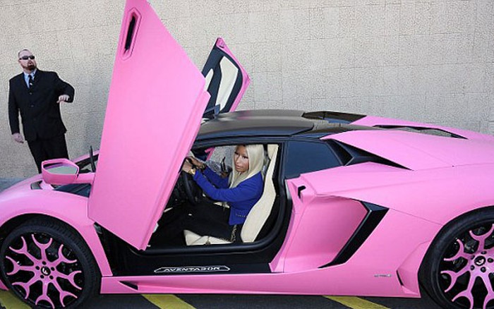 Nicki Minaj khoe siêu xe Lamborghini Aventador Roadster màu hồng