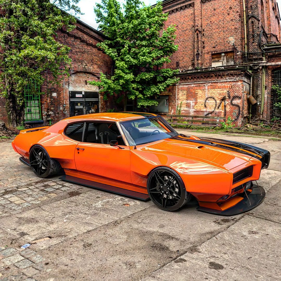 Close-Up of the Curvaceous Orange/Black Double-Sided Pontiac GTO Mustang, Flaunting its Powerful Muscular Presence – Supper Stories